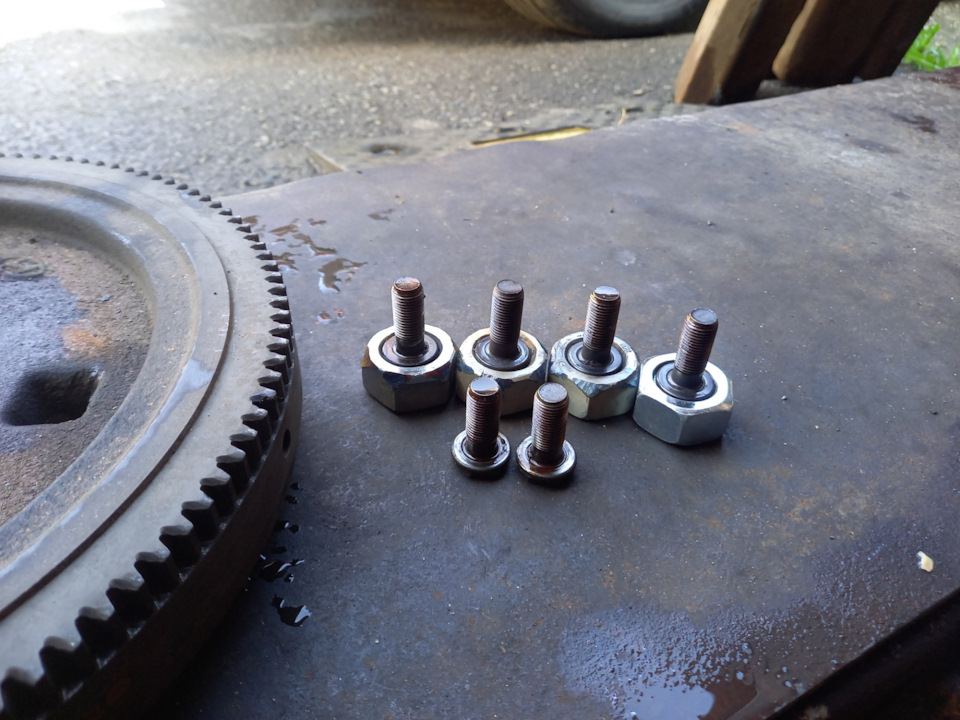 Болты с наваренными гайками — Hyundai Porter (3G)