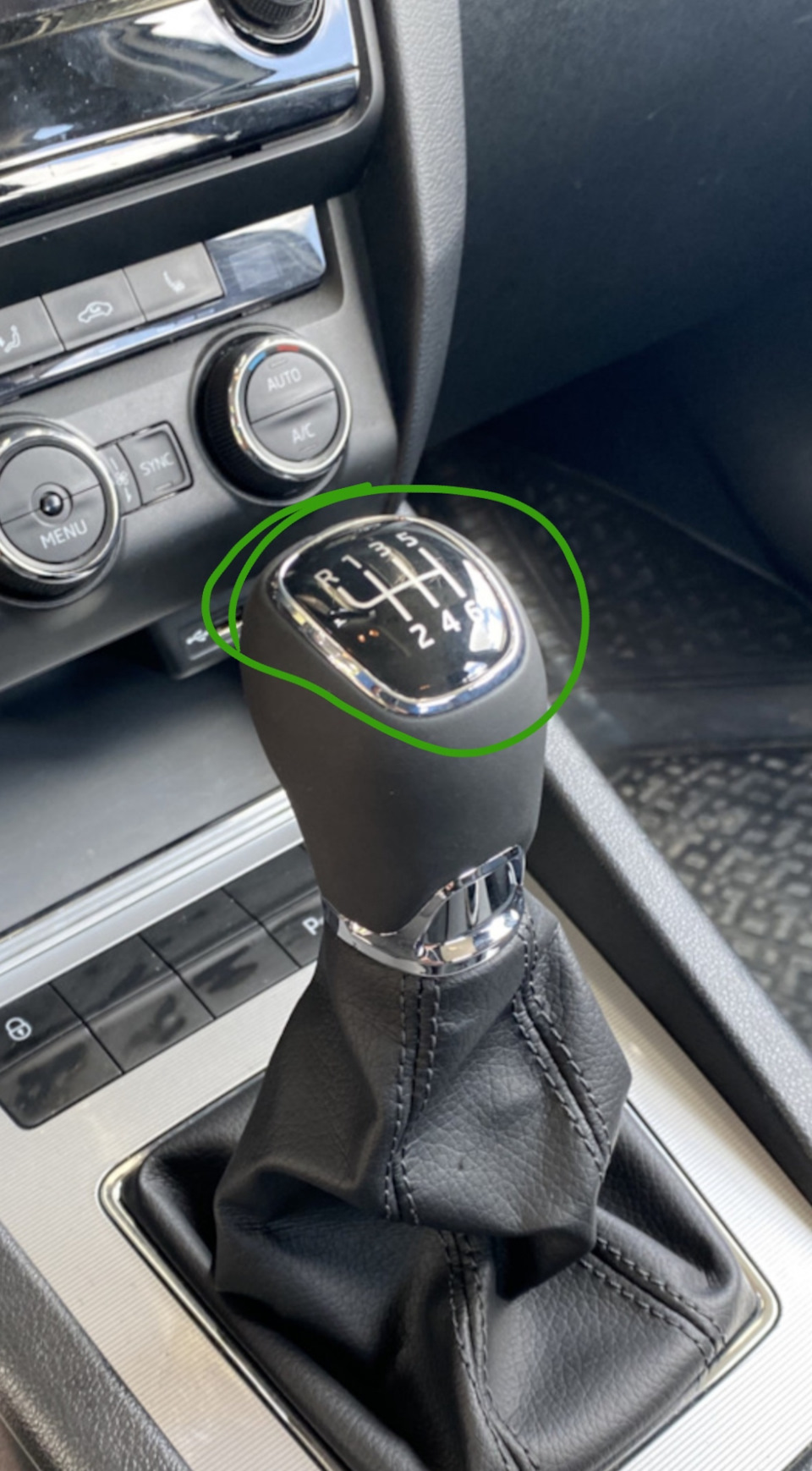 Накладка ручки МКПП Octavia A7 6ст — Skoda Octavia A7 Mk3, 1,4 л, 2014 ...