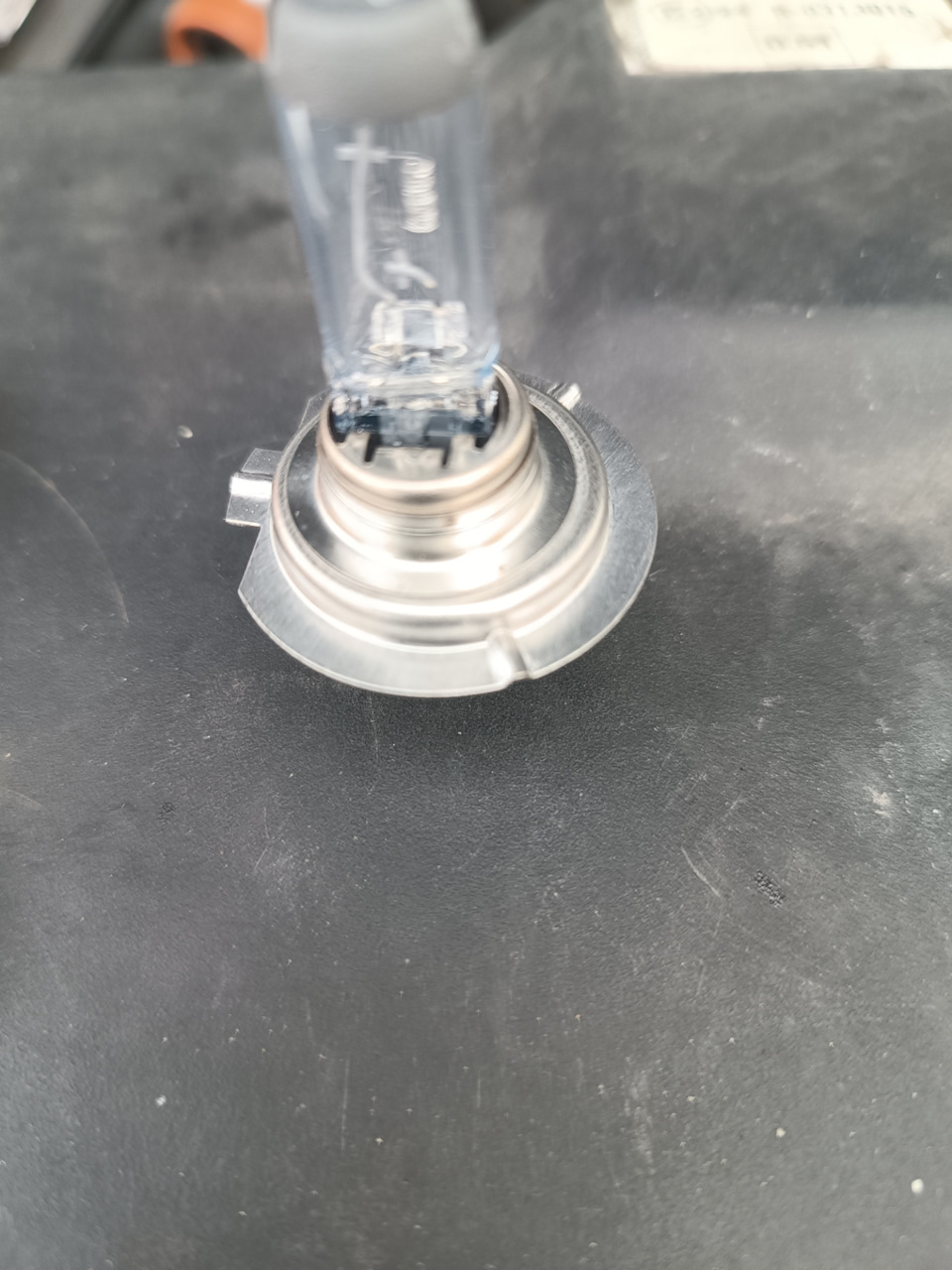 лампочки в фары лада калина 1 лампочки. фиксатор лампочки ближнего света калина 2. лада калина 2 лампа фары. крепеж лампы ближнего света калина 2. цоколь лампочки ближнего света калина 2.