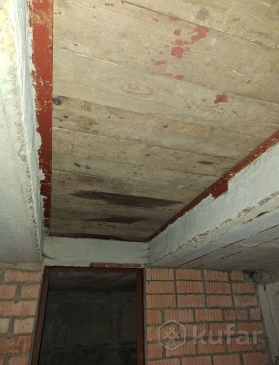 5 Бетонные перекрытия также оштукатурены по периметру ямы — BMW 5 series (E60)