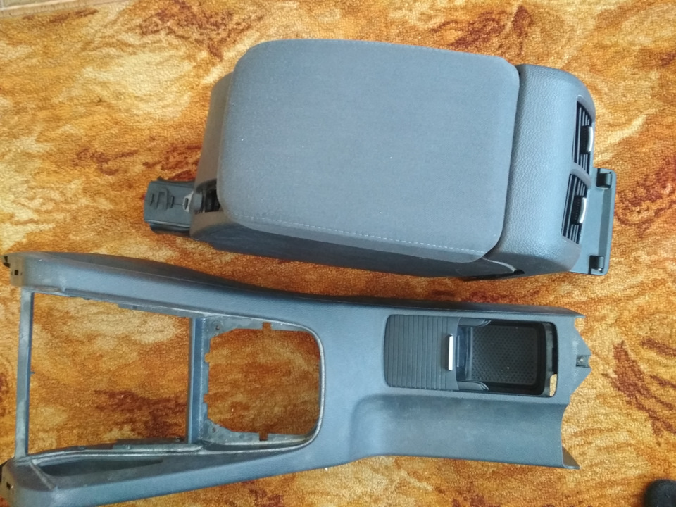 Подлокотник часть 1(покупка) — Volkswagen Golf Mk5, 1,4 л, 2008 года ...