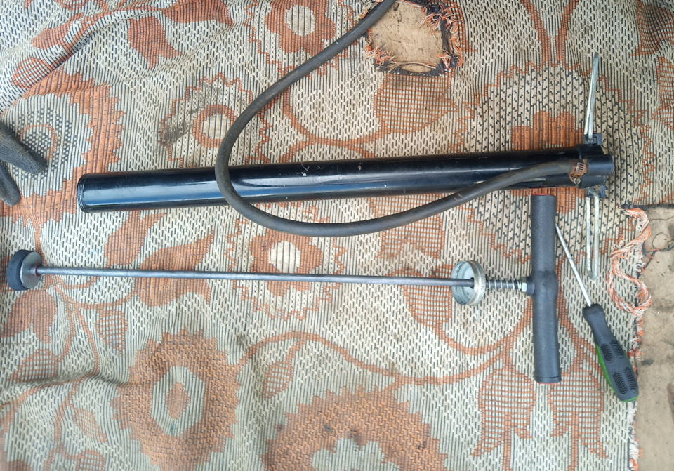 Прокачка привода сцепления без помощника. — ГАЗ 3110, 2,3 л, 2001 года ...