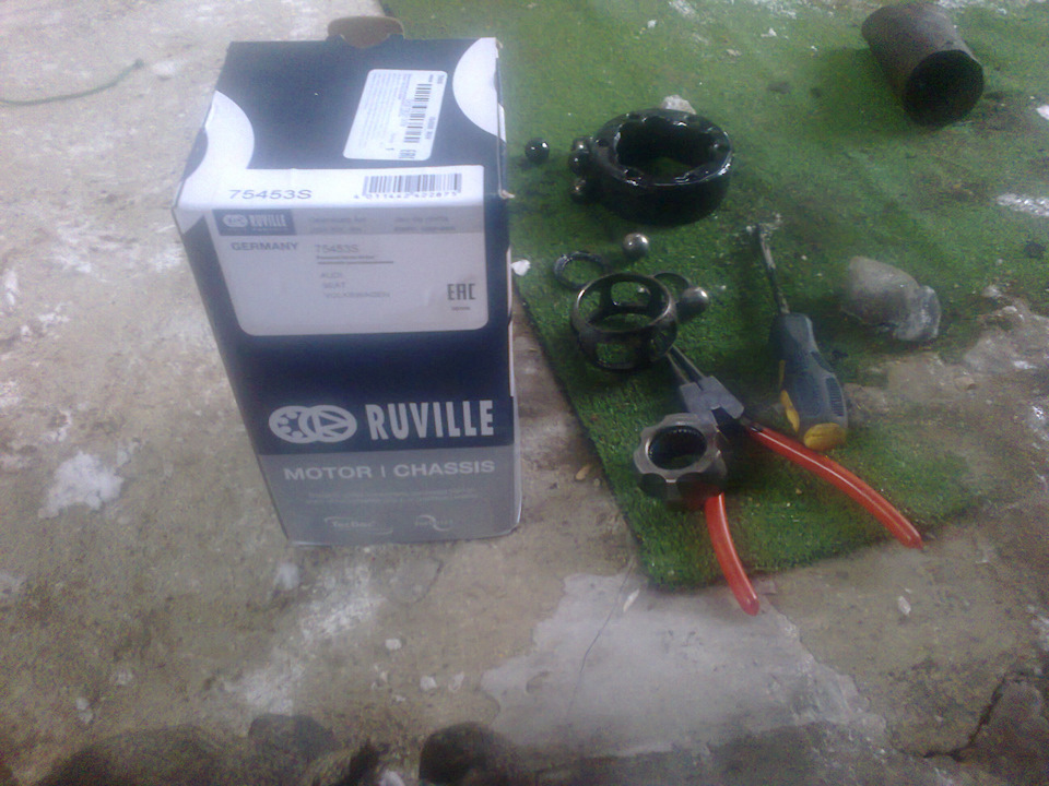 везде выработка — Volkswagen Golf Mk3. Запчасти на фото: 75453S