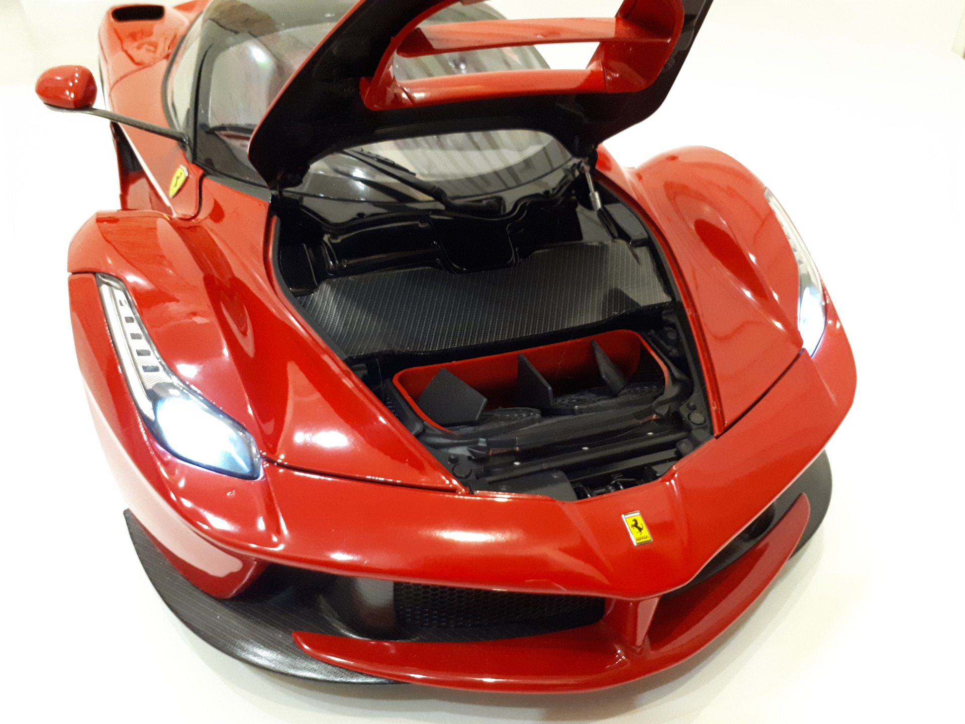 Peg Perego автомобиль Ferrari LAFERRARI 82700