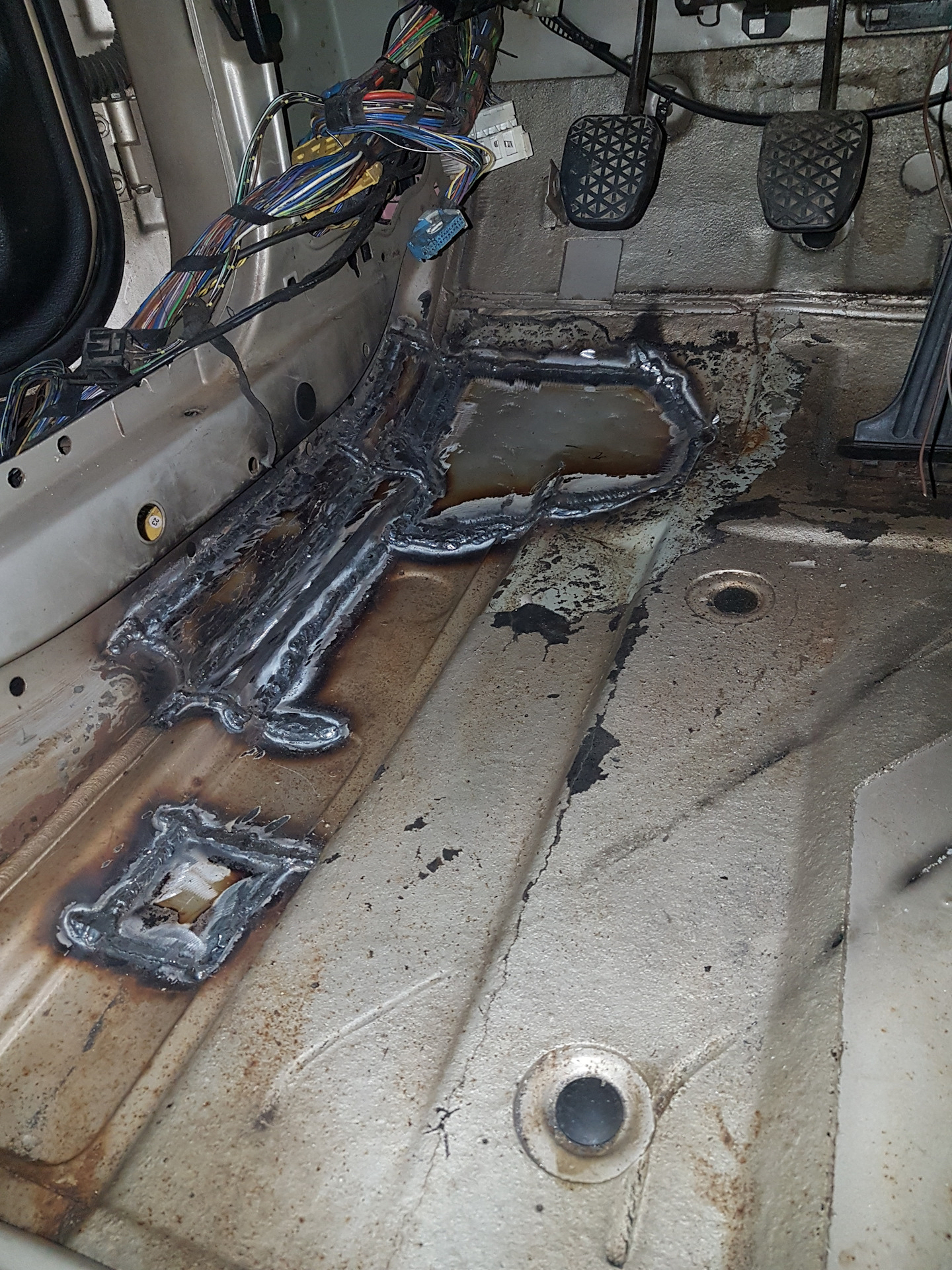 Пол е39. Заглушки днища БМВ е34. БМВ 5 е39 сварка днища. Днище BMW e34. BMW e46 поддомкратник.
