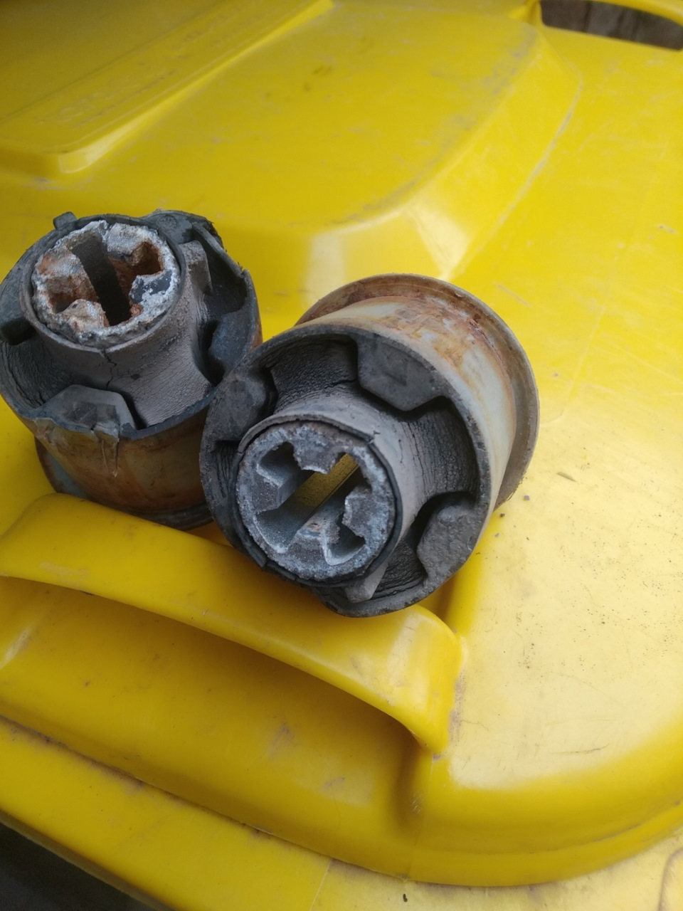 Замена задних сайлентблоков — Ford Fusion, 1,4 л, 2009 года | визит на ...