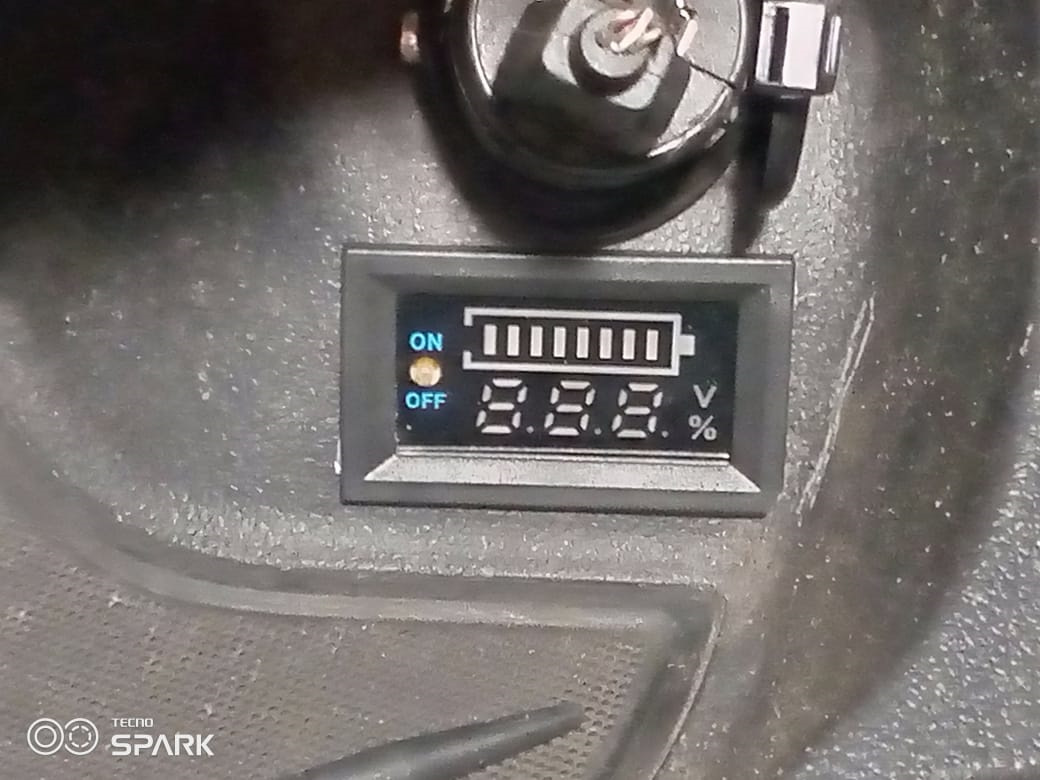 Вольтметр для Kia Sportage 2. Вольтметр с уровнем заряда аккумулятора.