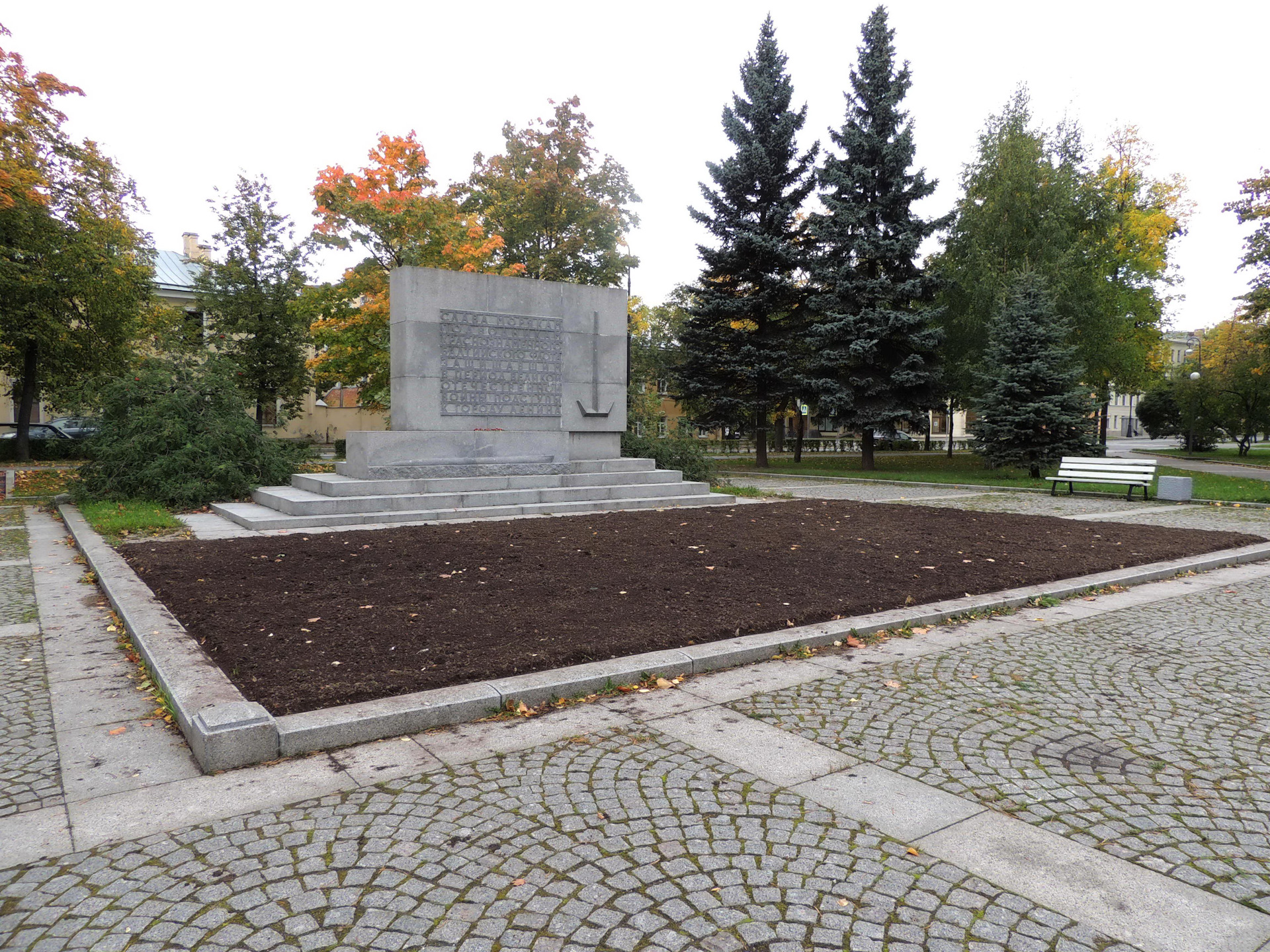 Кронштадт театр. Памятник морякам-подводникам (Кронштадт). Памятник морякам Балтийского флота. Театр Балтийского флота Кронштадт. Памятник подводникам в Кронштадте.