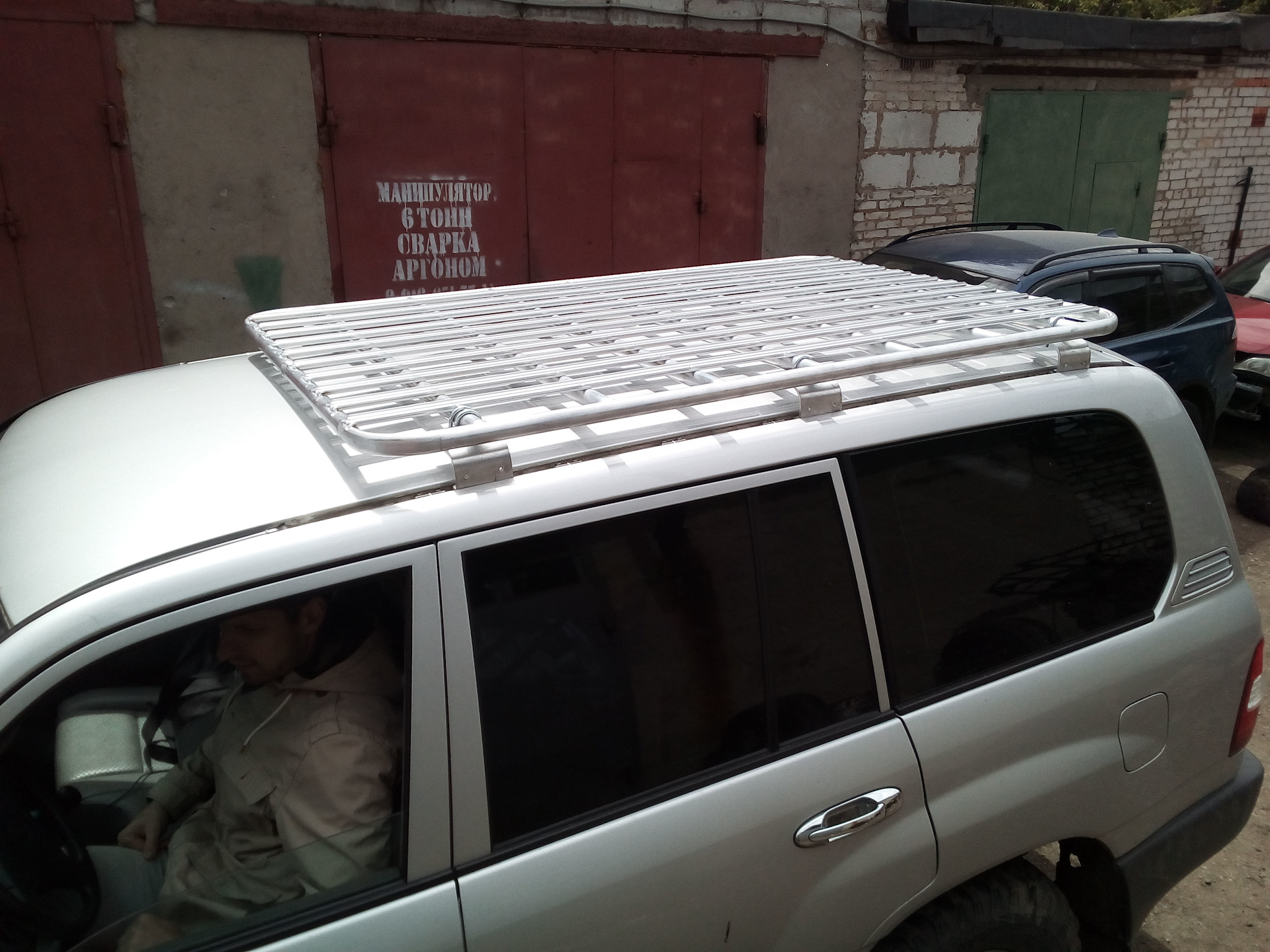 тойота ленд крузер 100 с запаской. экспедиционный багажник на тлк 100. экспедиционный багажник ленд крузер 105. тойота ленд крузер 100 багажник на крышу. Toyota lc 100 крыша.