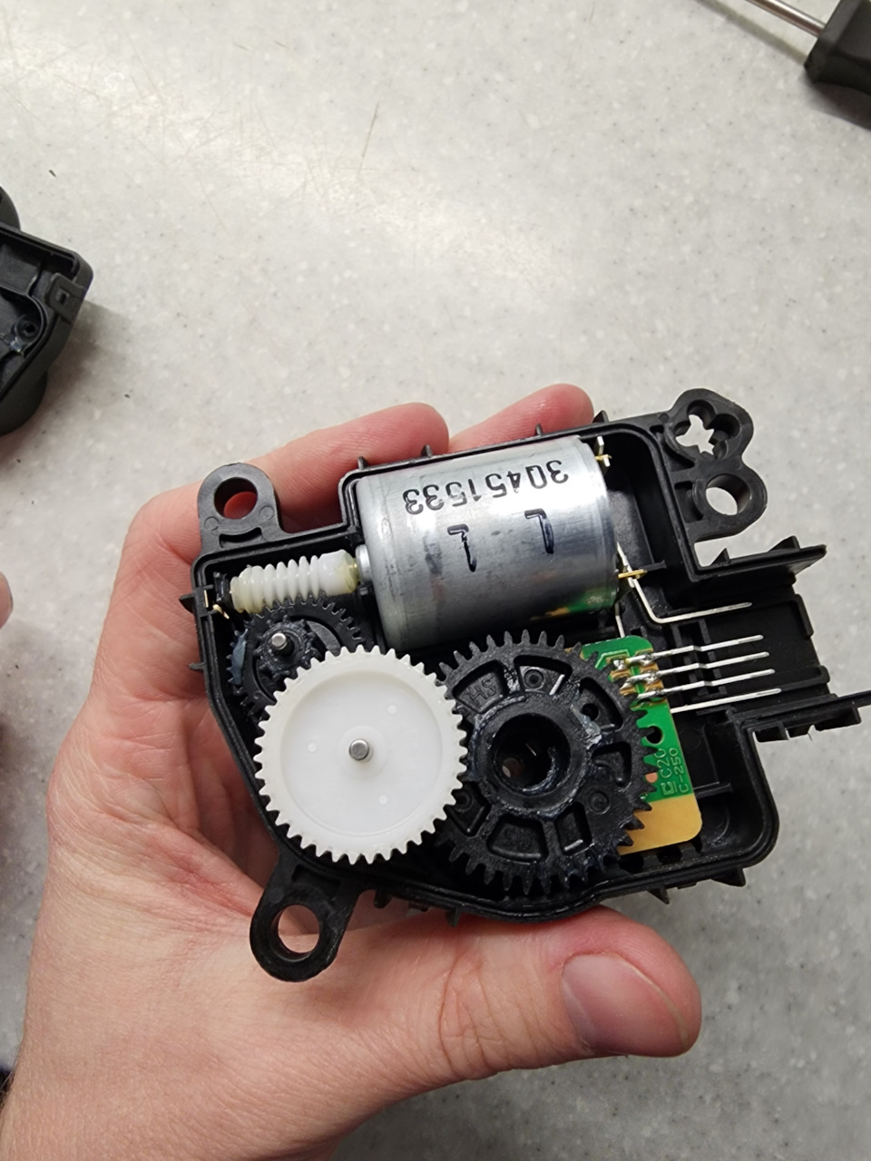 Замена сервопривода. Сервопривод рециркуляции ауди ку7 сервопривод. Сервопривод форд транзит. Замена сервопривода. Замена сервопривода.