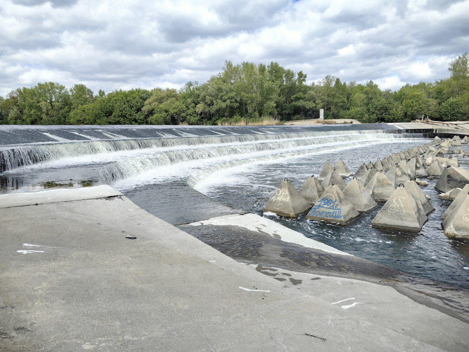 Водопад на реке Большой Иргиз — это живописное место, где можно насладиться красотой природы и шумом водопада. — Mitsubishi Pajero Sport (2G)