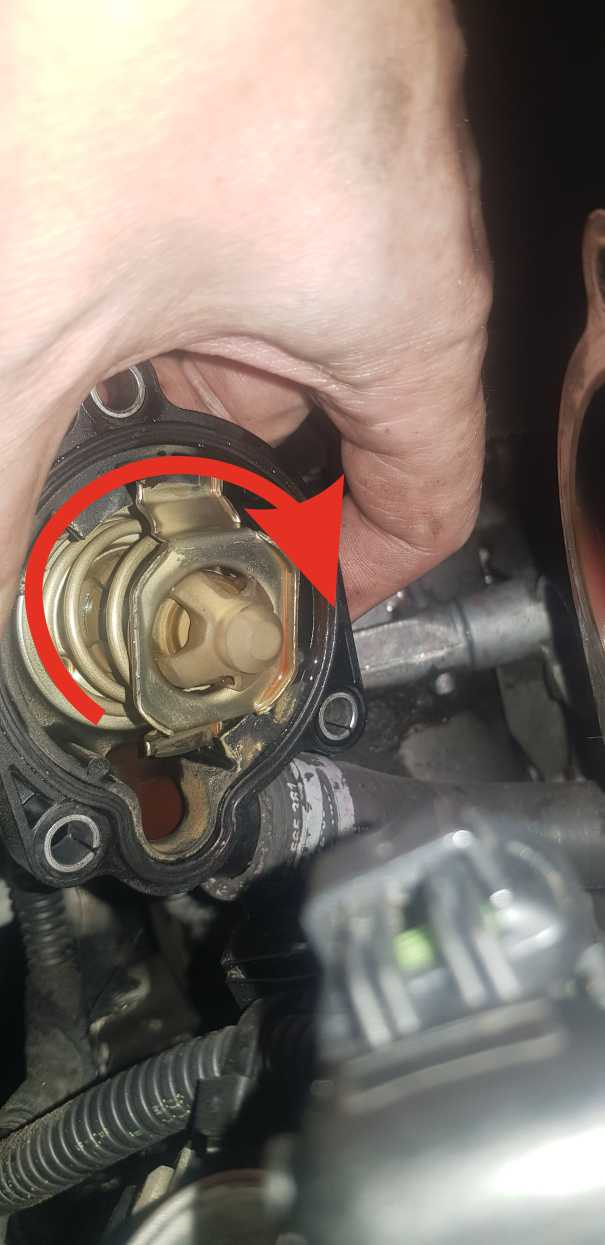 металлическую скобу нажать и повернуть по часовой — Opel Astra J GTC