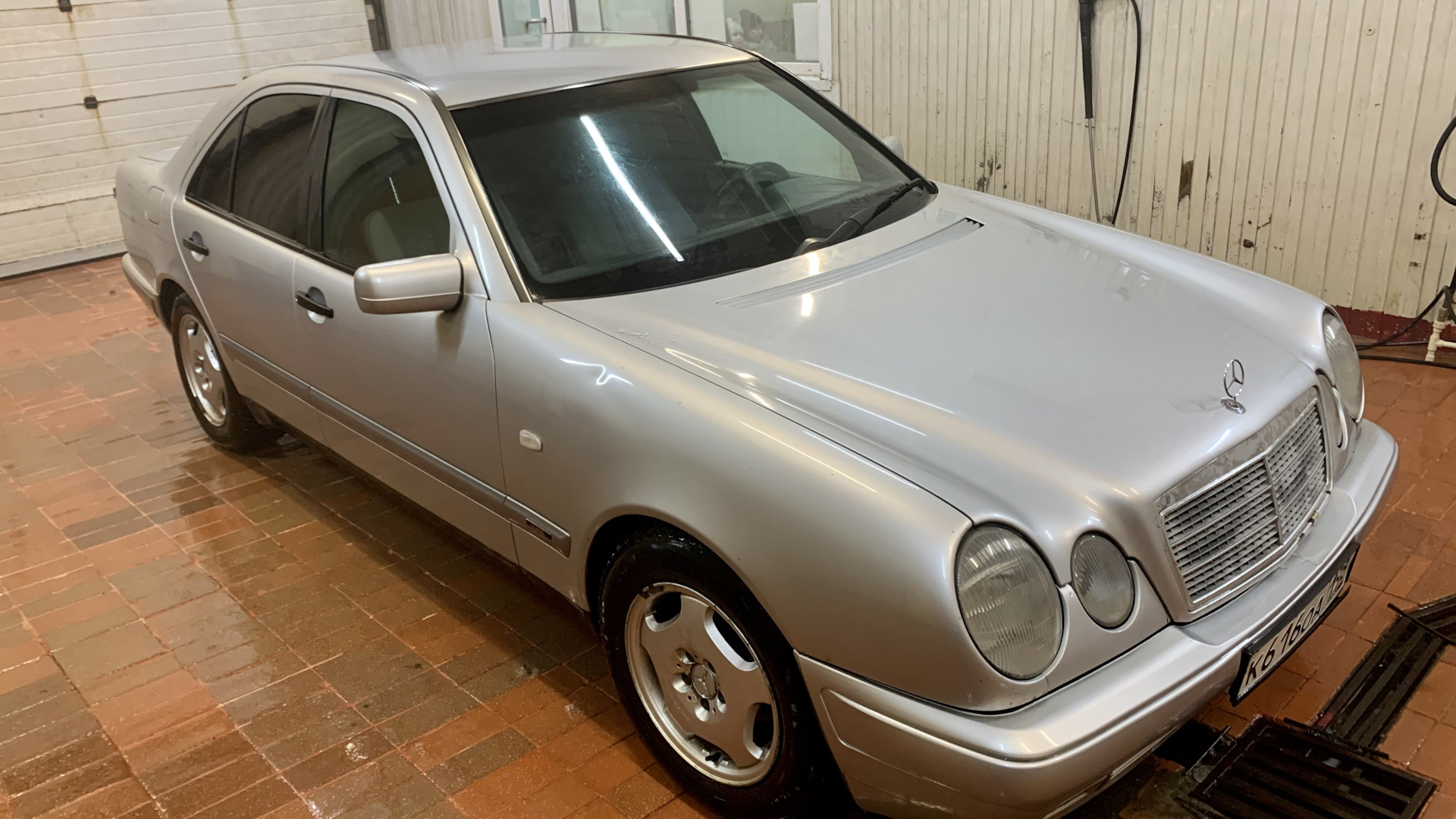 Mercedes-Benz E-class (W210) 2.0 бензиновый 1996 | Серебро на DRIVE2