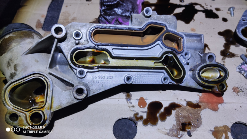 Центральная прокладка как не странно оказалась живая и не дубовая, травила прокладка которая справа на фото, была задубевшая, левая более менее живая — Opel Astra H. Запчасти на фото: 55353323