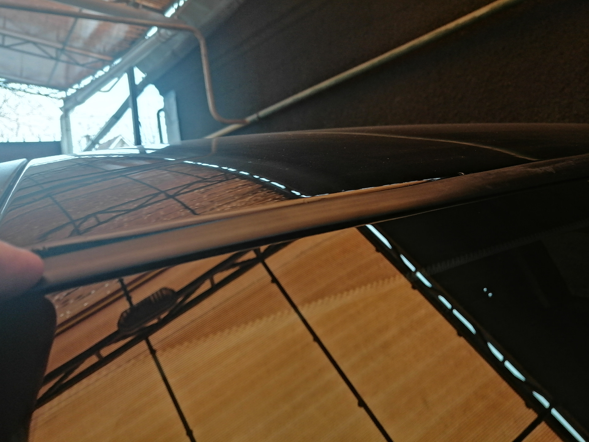 Защита кромки крыши над лобовым стеклом