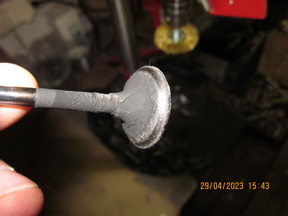 Зольные отложения на выпускных клапанах по твёрдости были сопоставимы с красным кирпичом! Очищались с большим трудом. Походу надо было лить (и доливать) малозольное масло… — Lada Vesta SW (1G)