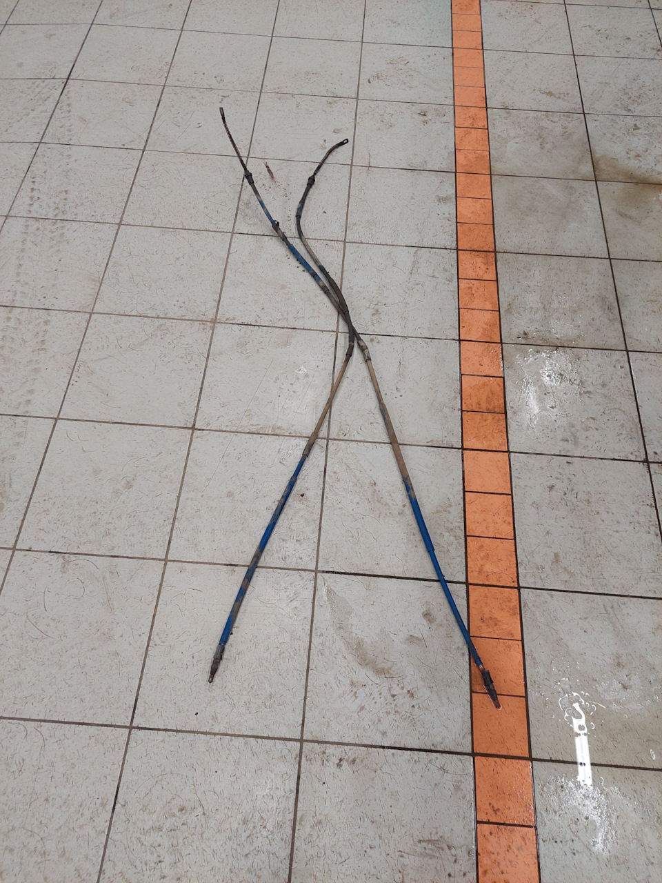 Замена троссов ручника и тормозных барабанов — Lada Гранта, 1,6 л ...