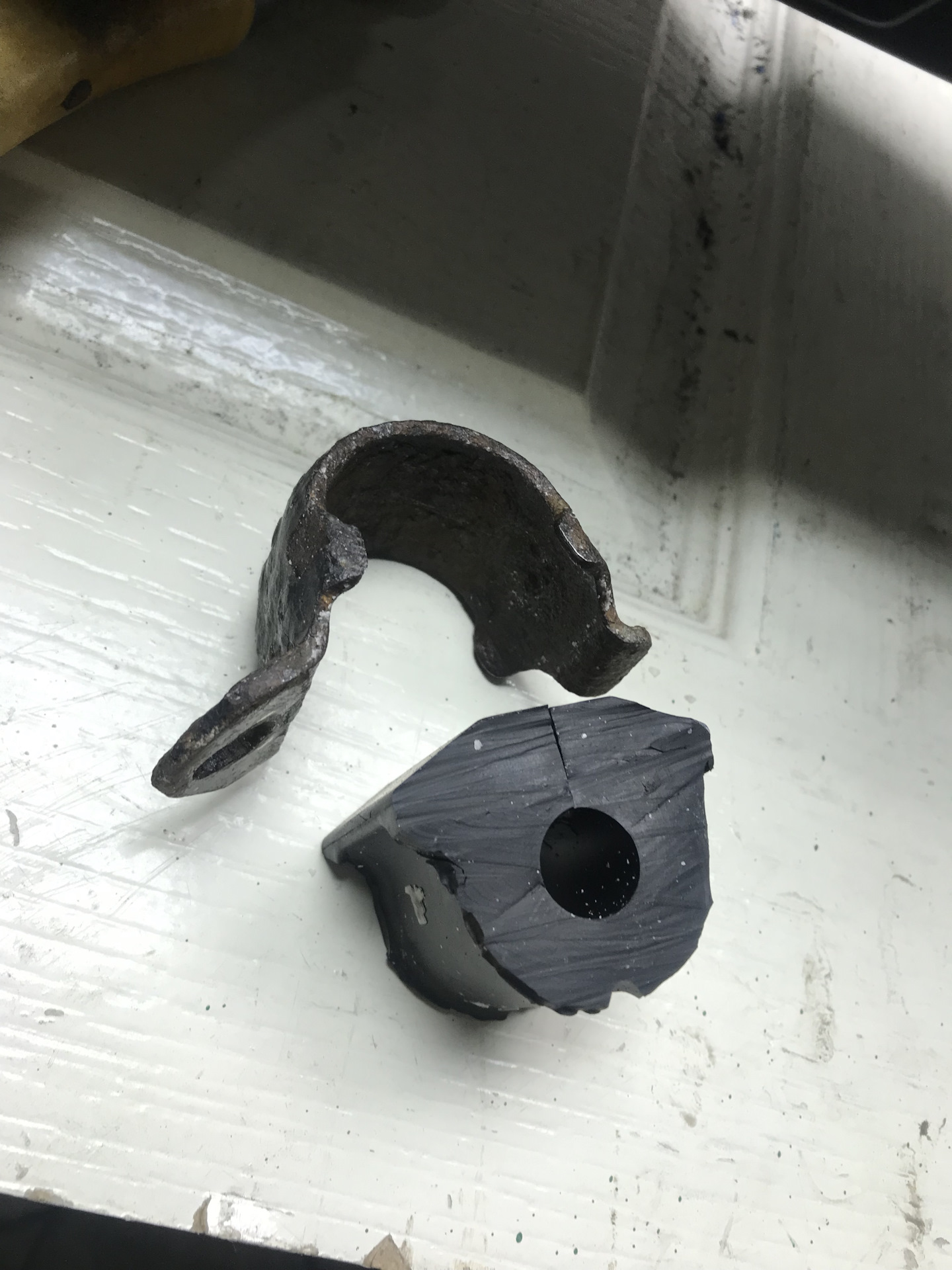 Замена задних втулок стабилизатора — Subaru Forester (SG), 2 л, 2007 ...