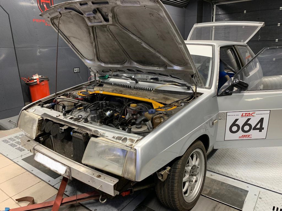 На стенде — Lada 21083