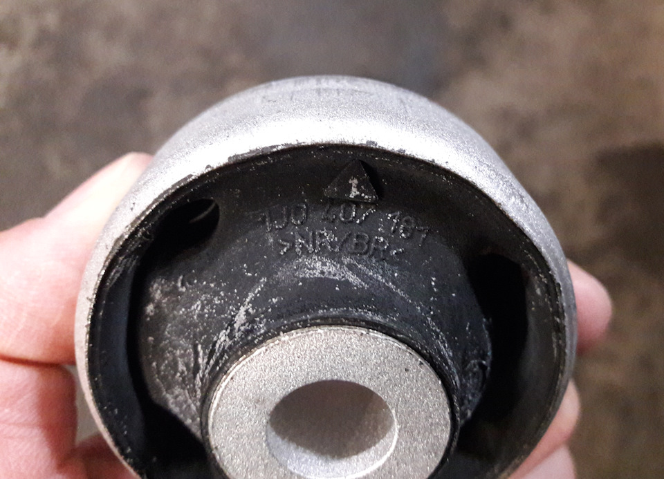 Mn100110 сайлентблок заднего поперечного рычага. Как отличить подделку сайлентблока. Оригинальный сайлентблок toyota. Lemforder обозначения на сайлентблоках. Оригинальные сайлентблок jiku bh21115 как отличить.