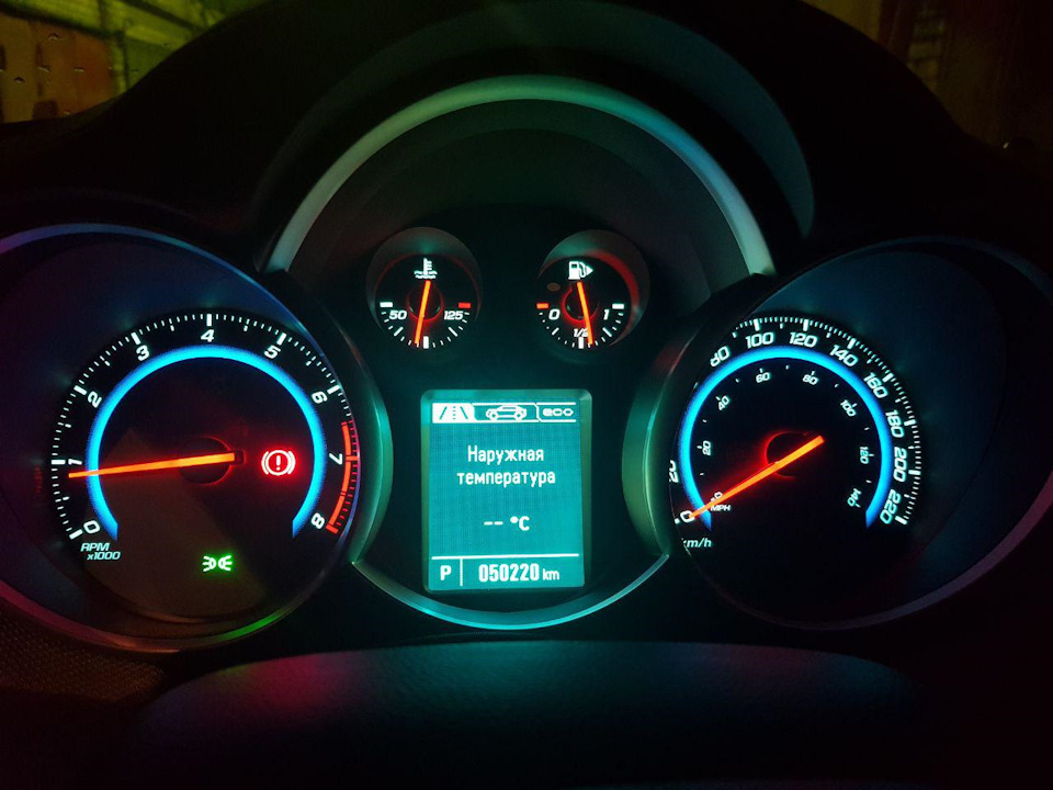 Температура воды в автомобиле. Chevrolet Cruze прибор температуры. Chevrolet Cruze, 2011 приборка. Приборная панель Шевроле Круз 1.8 механика. Шевроле Круз 1.8.