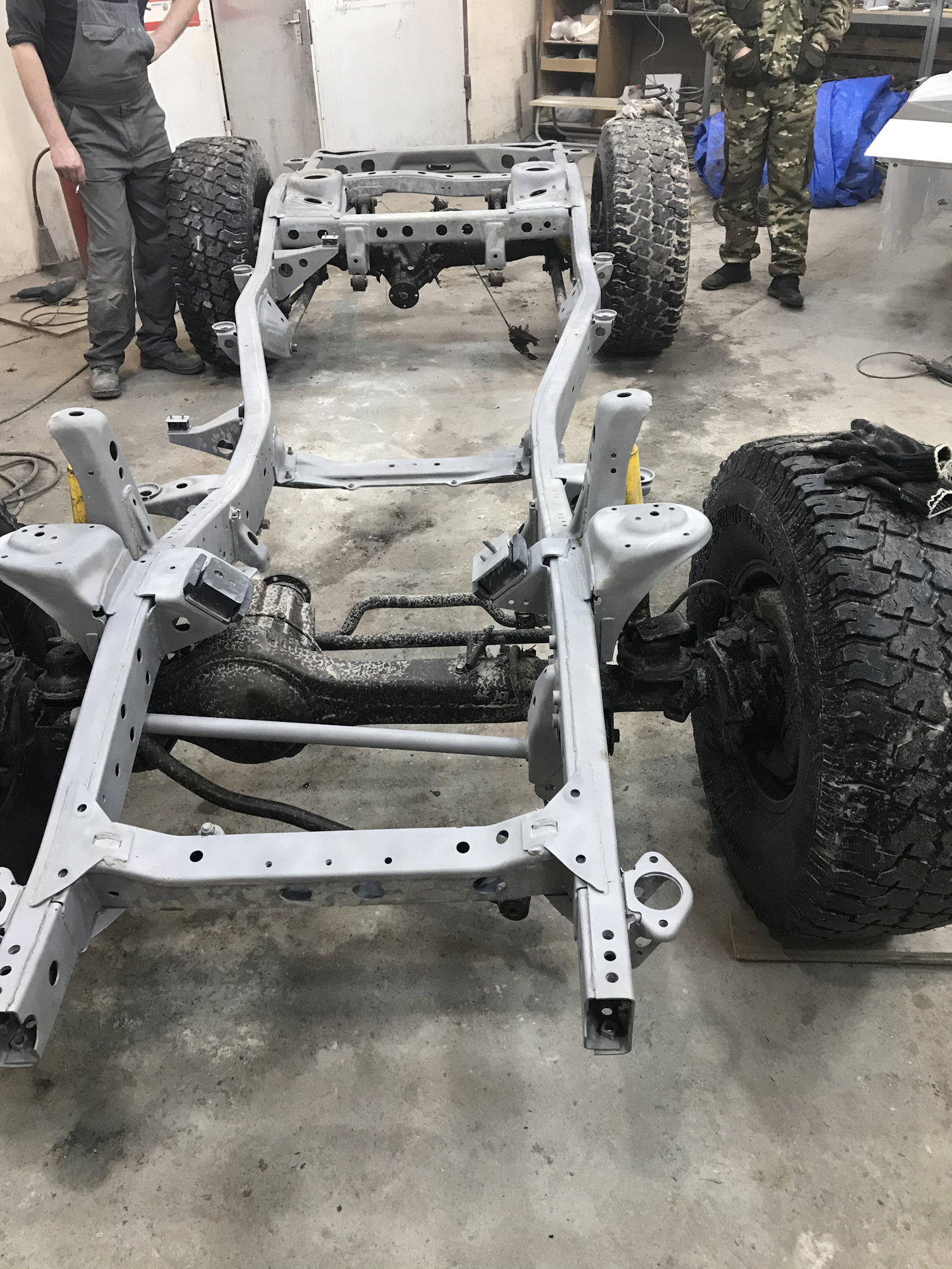 Пескоструй рамы внедорожника. Пескоструйка рамы автомобиля. Раму пескоструить. Prado 120 пескоструй рамы. Пескоструй рамы внедорожника.