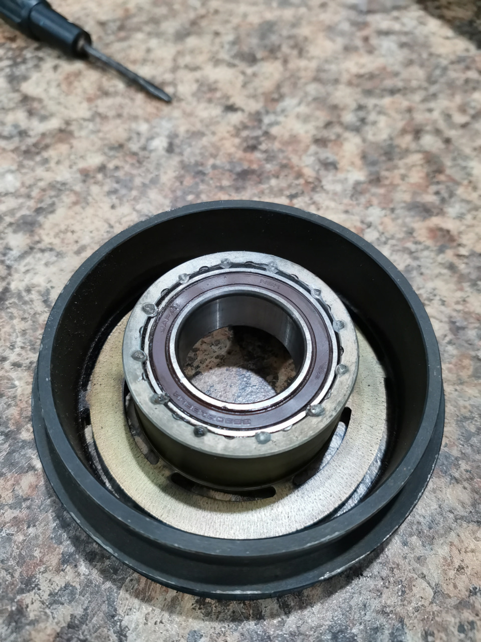 Снят. Подшипник закернён — Volkswagen Passat B5