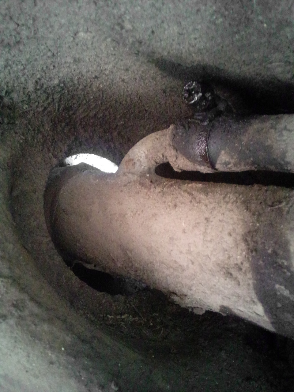 Смазываем WDшкой хамут. И чистим вентиляционное отверстие, чтоб пыль и запахи в салон лучше заходили🙃 — Lada 2120 Надежда