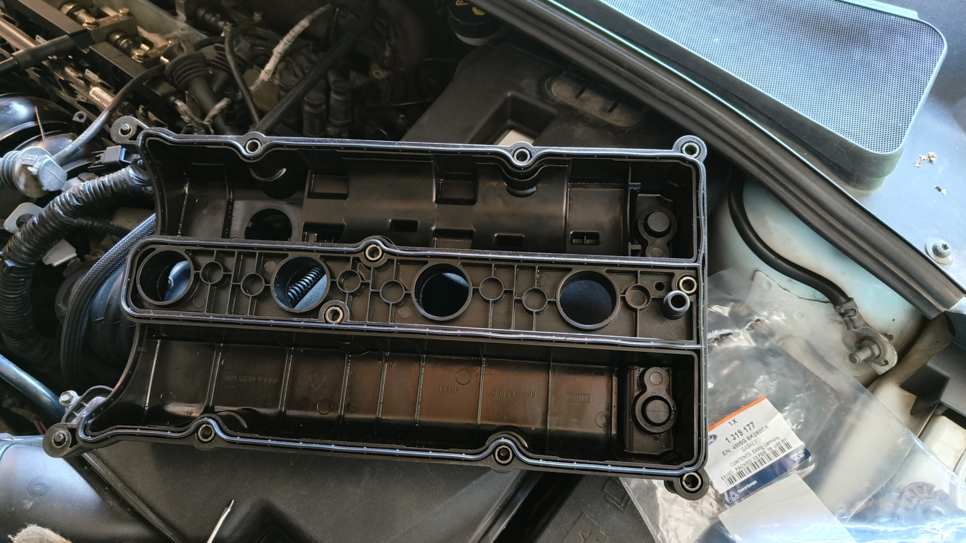 Замена прокладки КК (клапанной крышки) — Ford Focus III Wagon, 1,6 л ...