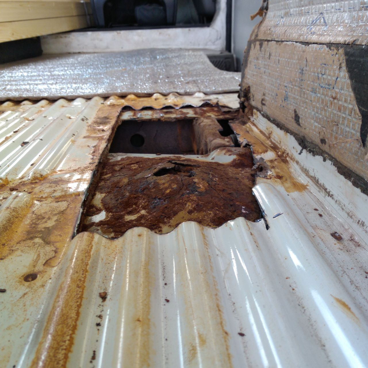 Вскрытие полов, часть 2 — Volkswagen Transporter T4, 1,9 л., 2001 года ...