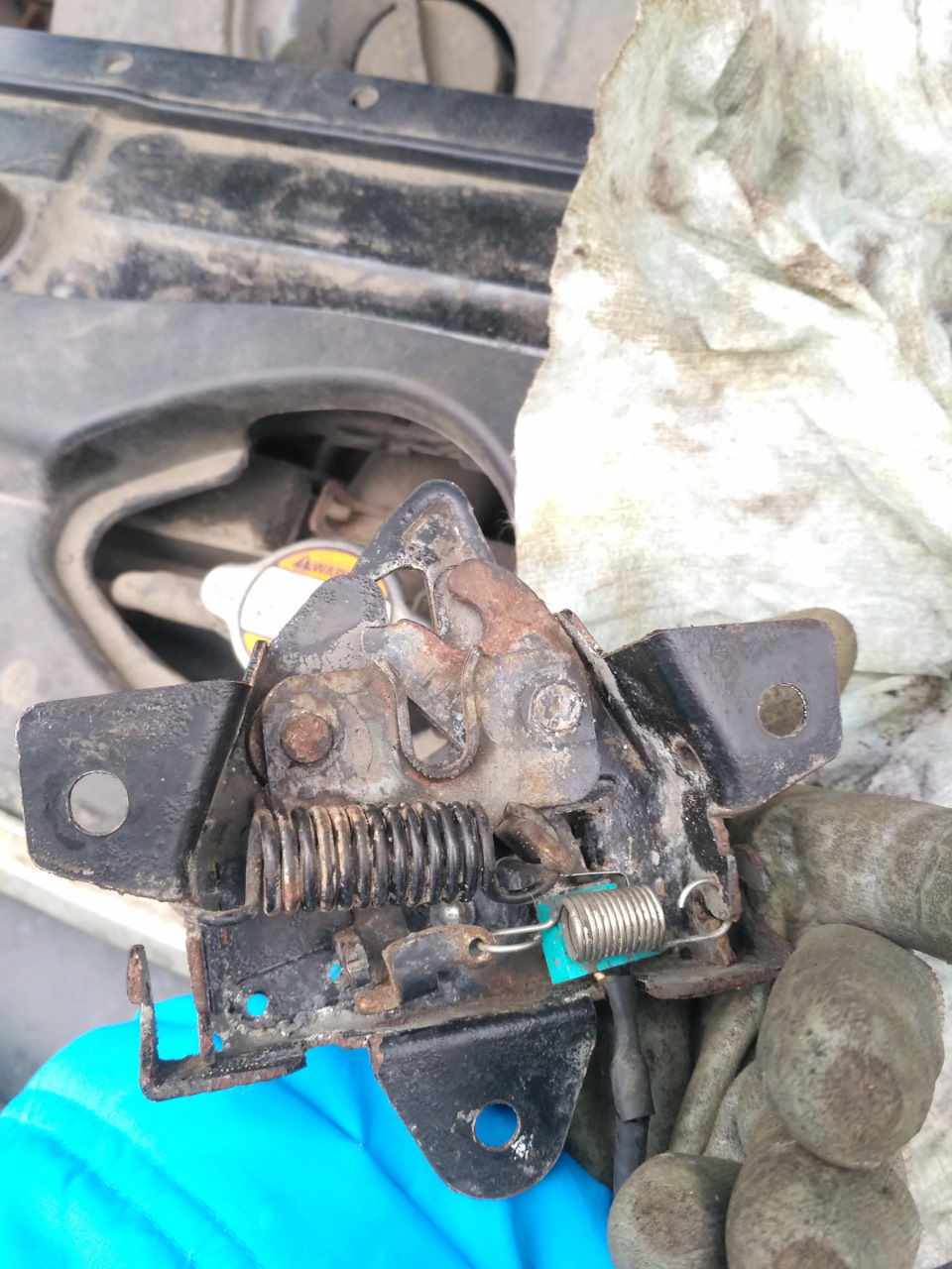 Замок капота — Hyundai Santa Fe (2G), 2,7 л, 2007 года | своими руками ...