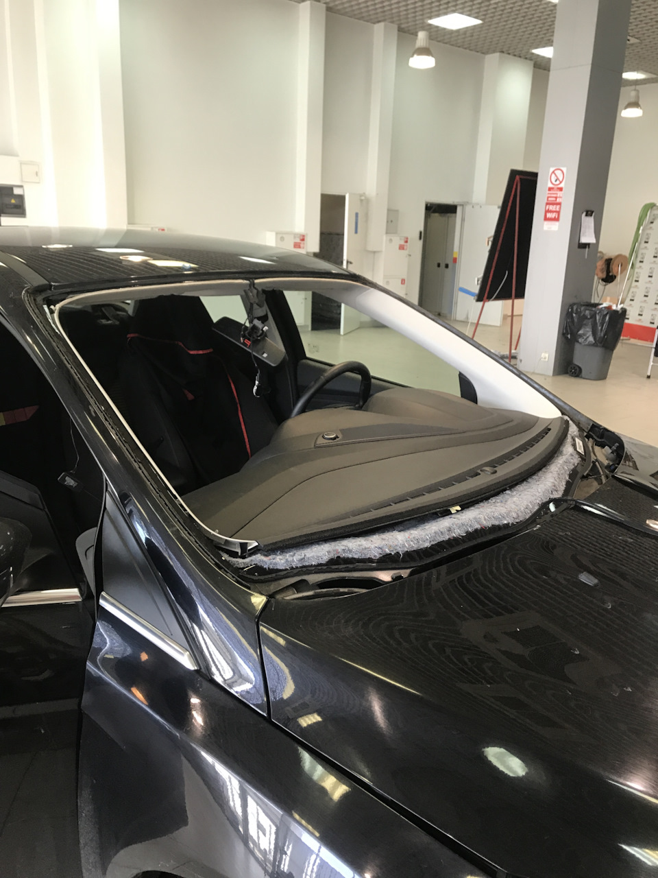 Замена лобового стекла — Ford Focus Hatchback III, 1,6 л, 2015 года ...