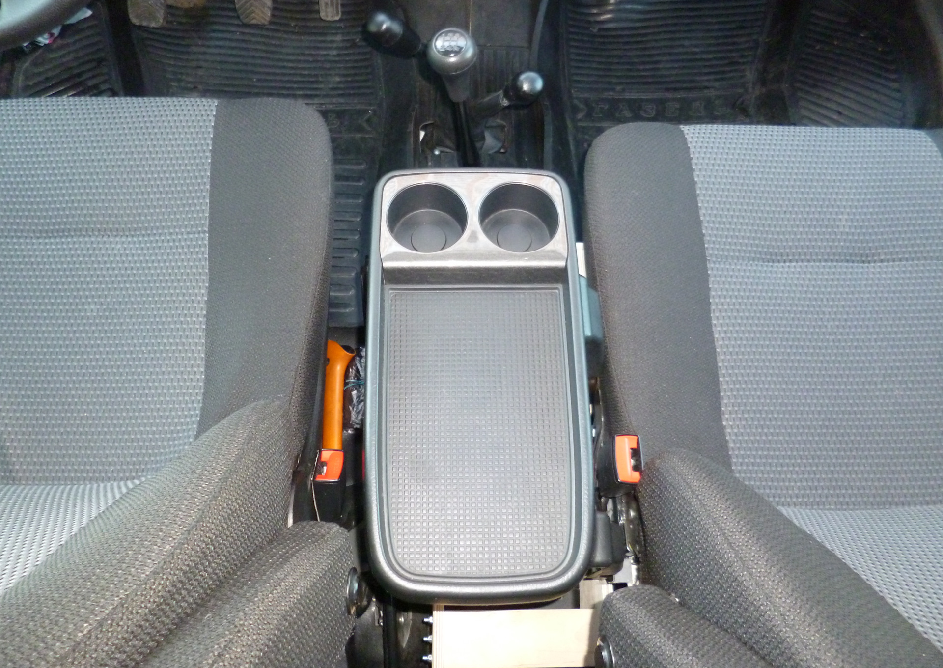 Столик в машину между передними сиденьями