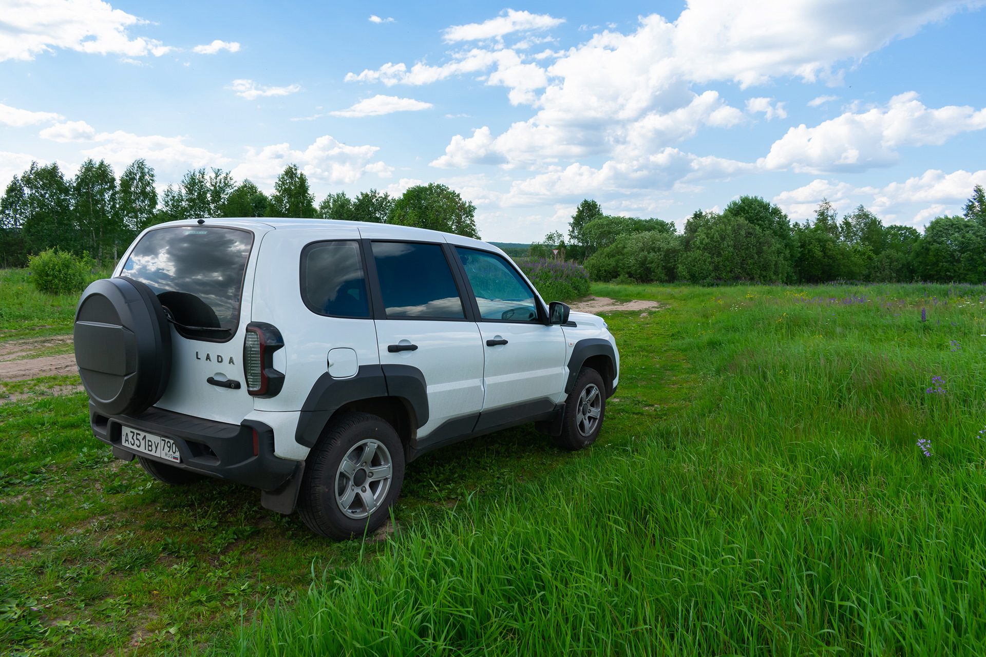 Lada Niva Travel белая