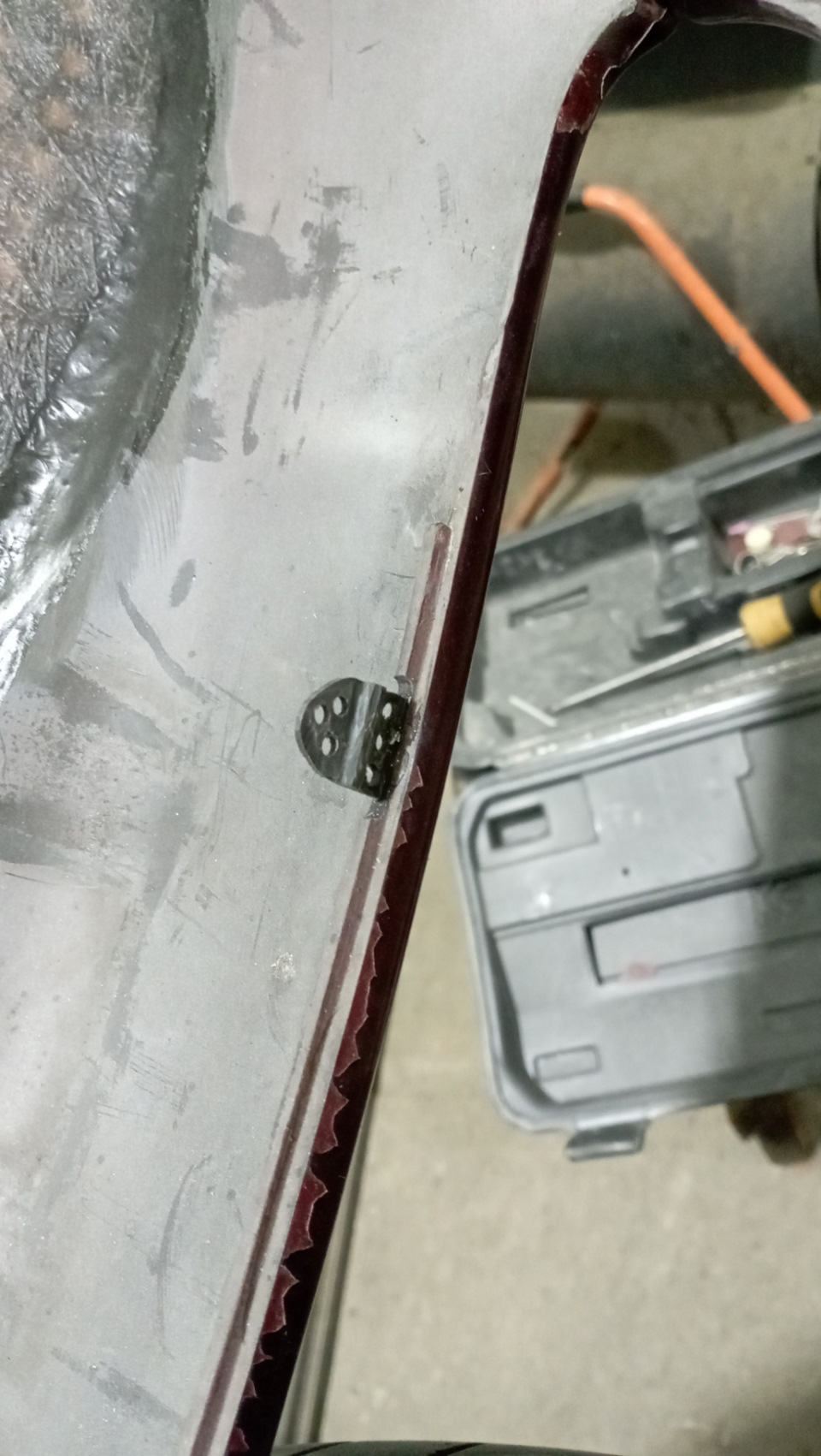 Несколько креплений решётки, были утеряны, пришлось их изготовить в ручную и вклеить таким же способом. — Peugeot 206 CC