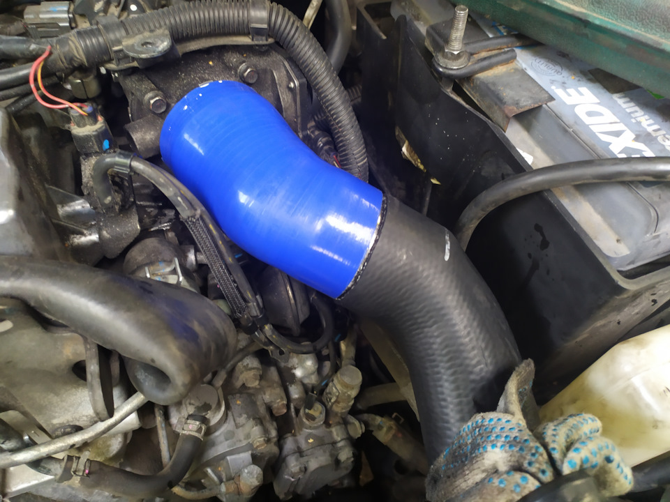 Не зажимая хомутами поставил изделие на штатные места. — Mitsubishi Pajero (4G)