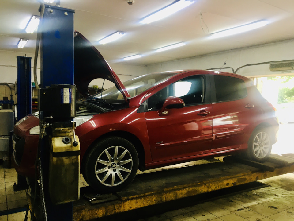 Peugeot 308 на подъемнике — Peugeot 308 (1G)