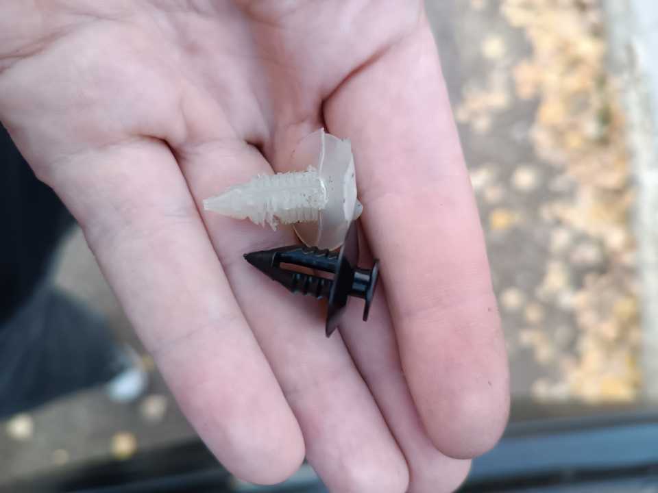 На черные поменял. Белые — 8-ка, черные — калина — ГАЗ 3110