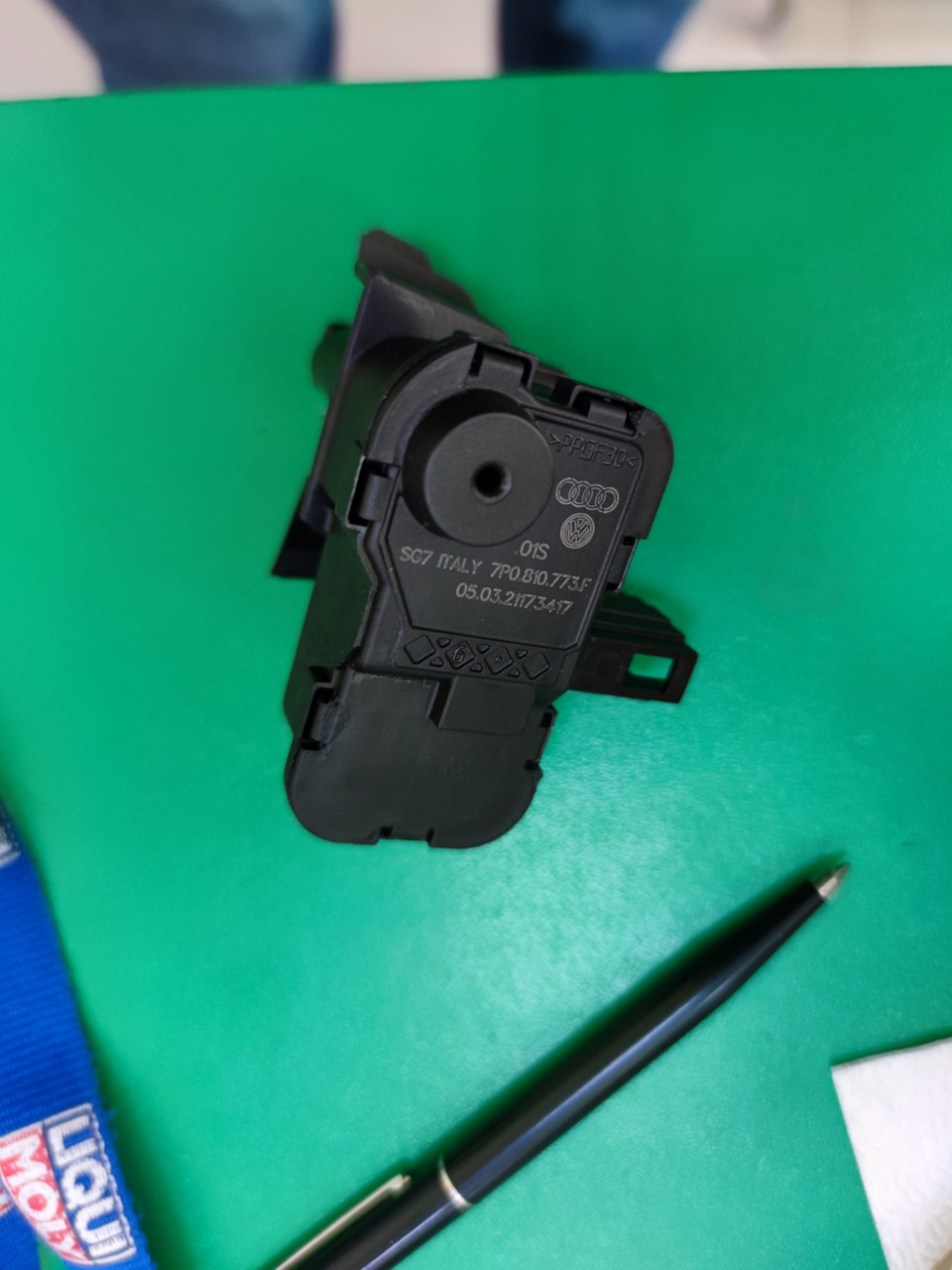 7P0810773F Элемент исполнительный лючка бензобака VAG | Запчасти на DRIVE2