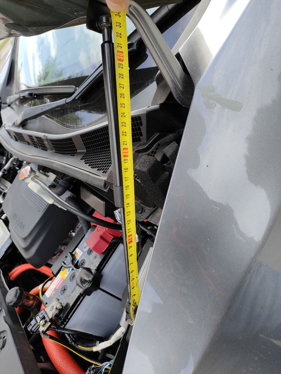 Установка газлифтов капота — Nissan Leaf (2G), 2018 года | аксессуары ...