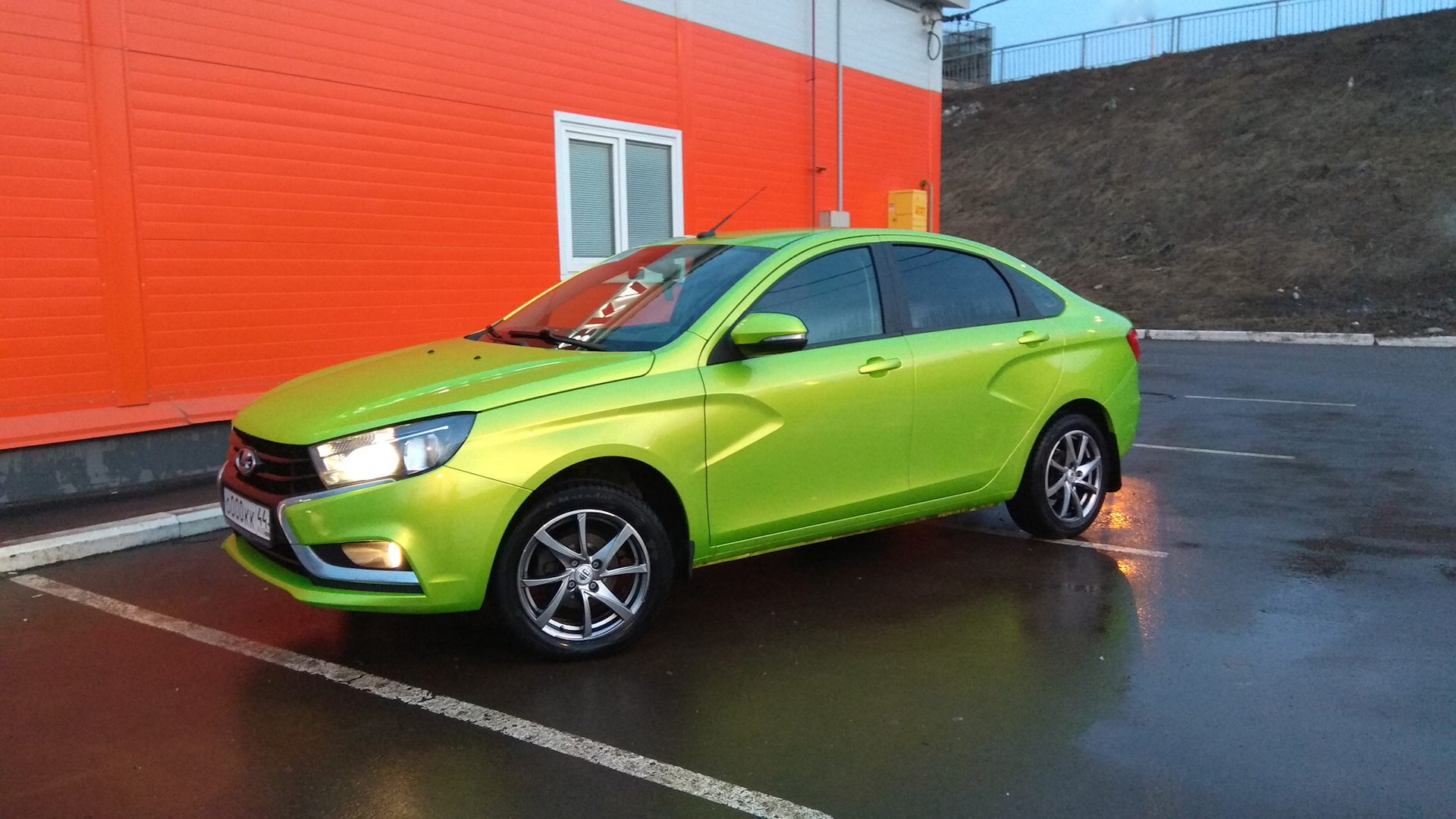 Седанов авито. Lada Vesta Luxe. Лада Веста 1.6 л 2016. Лада Веста Люкс диски. Диски Лада Веста Люкс 16.