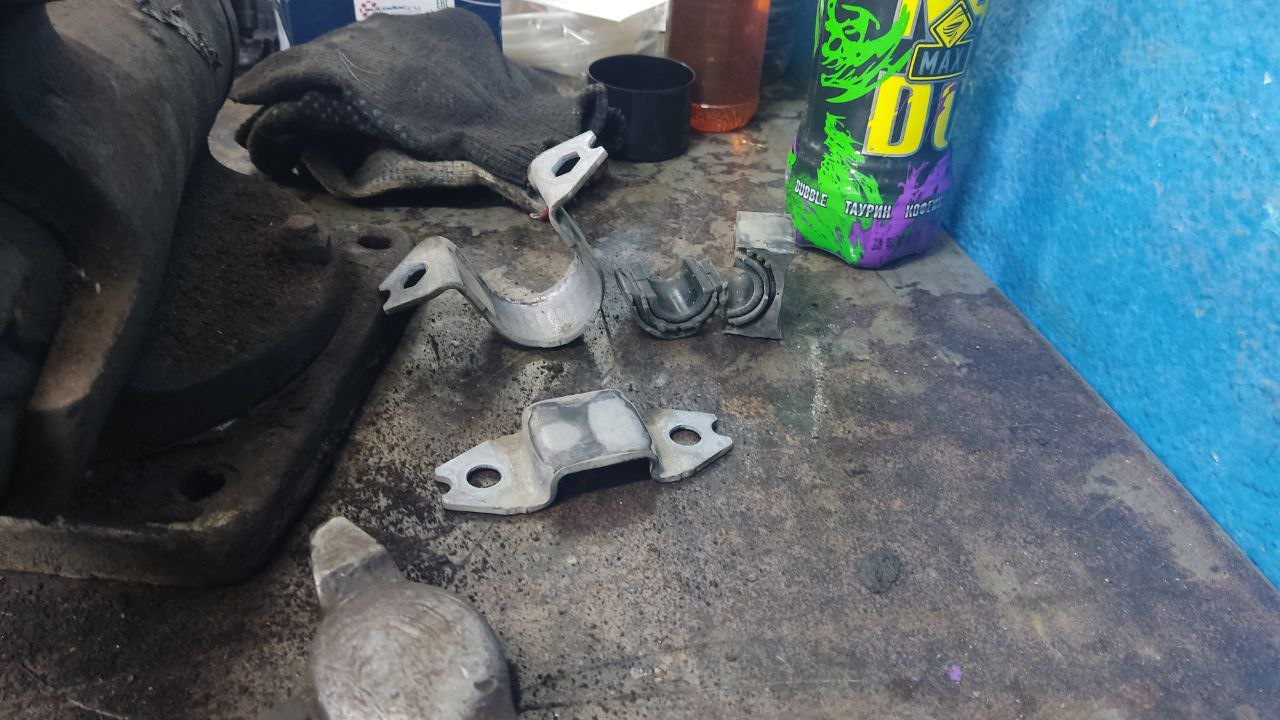 Как поменять втулки стабилизатора на VW Jetta 6 — Volkswagen Jetta VI ...