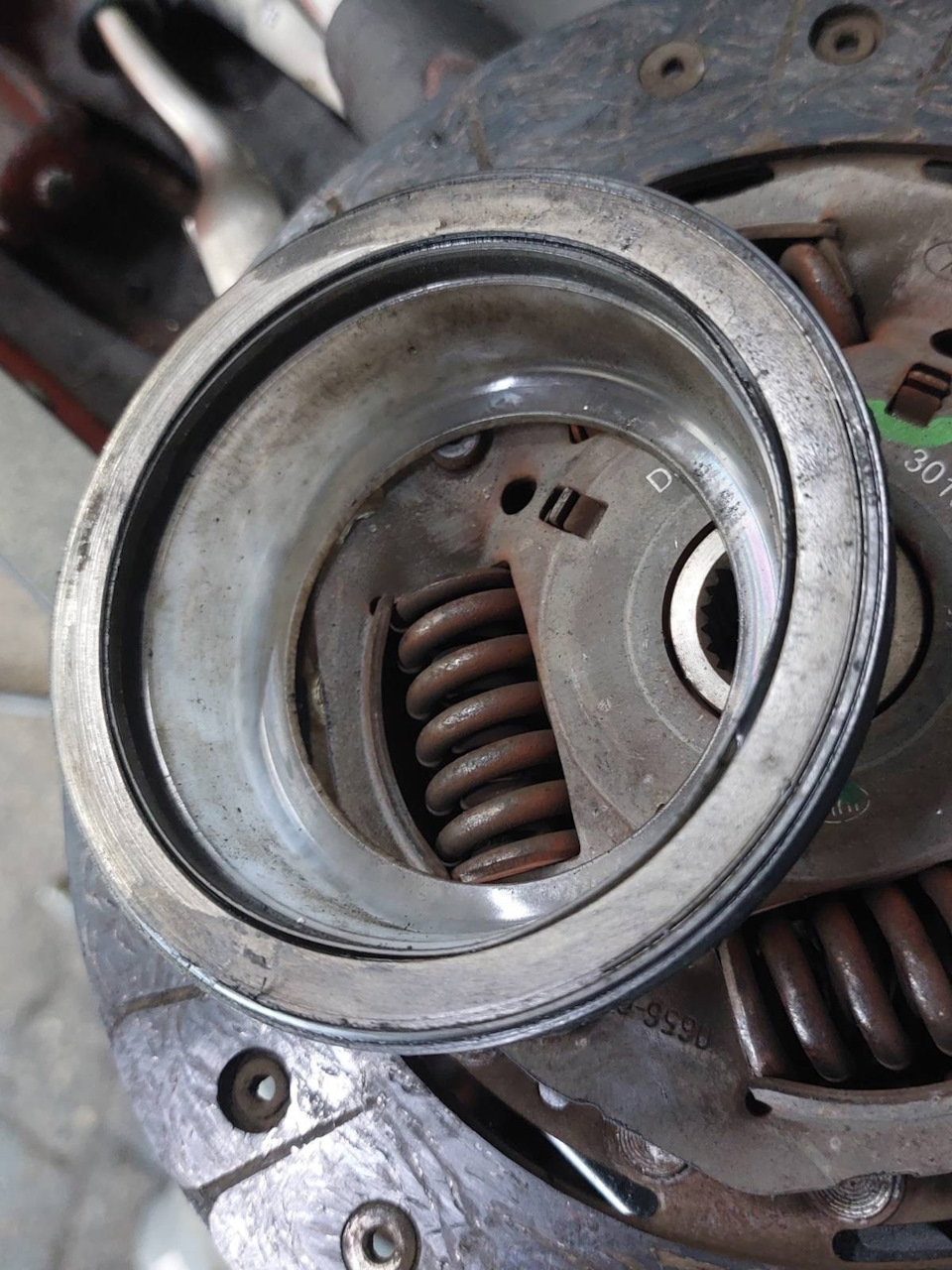 вот он гад, выдавило и стерся об маховик — Renault Clio IV