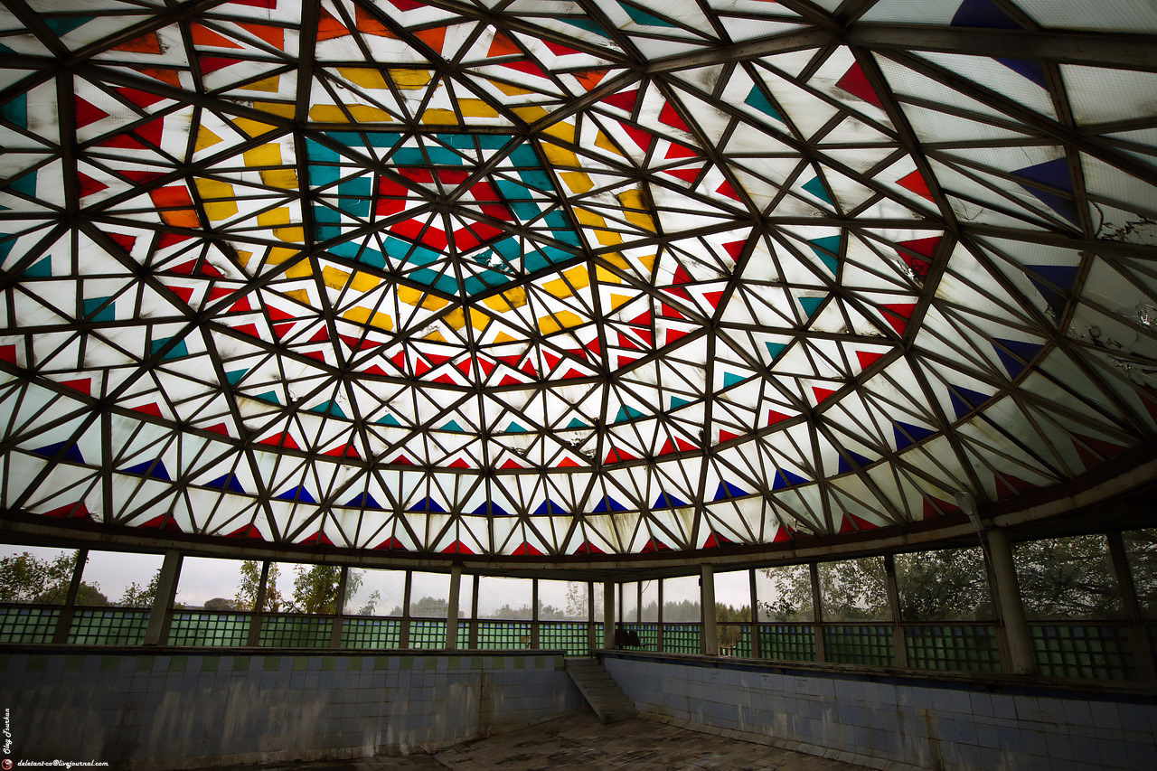 Заброшенный бассейн в деревне федоровка. Заброшенный бассейн пушкин. Заброшенный бассейн в федоровке. Заброшенный бассейн с куполом. Заброшенный бассейн в деревне федоровка.