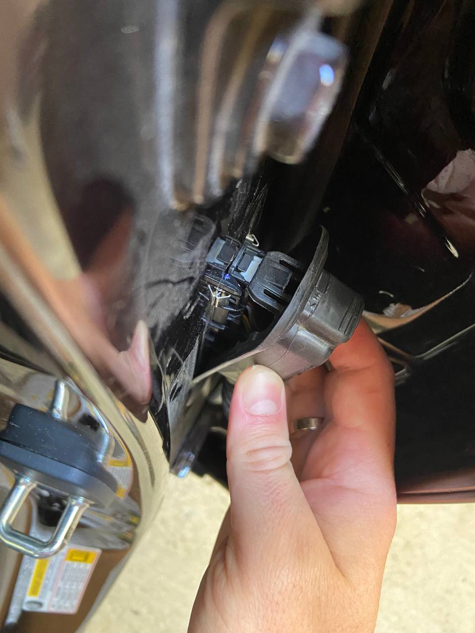 сначала снимается резиновый кожух — Cadillac XT6