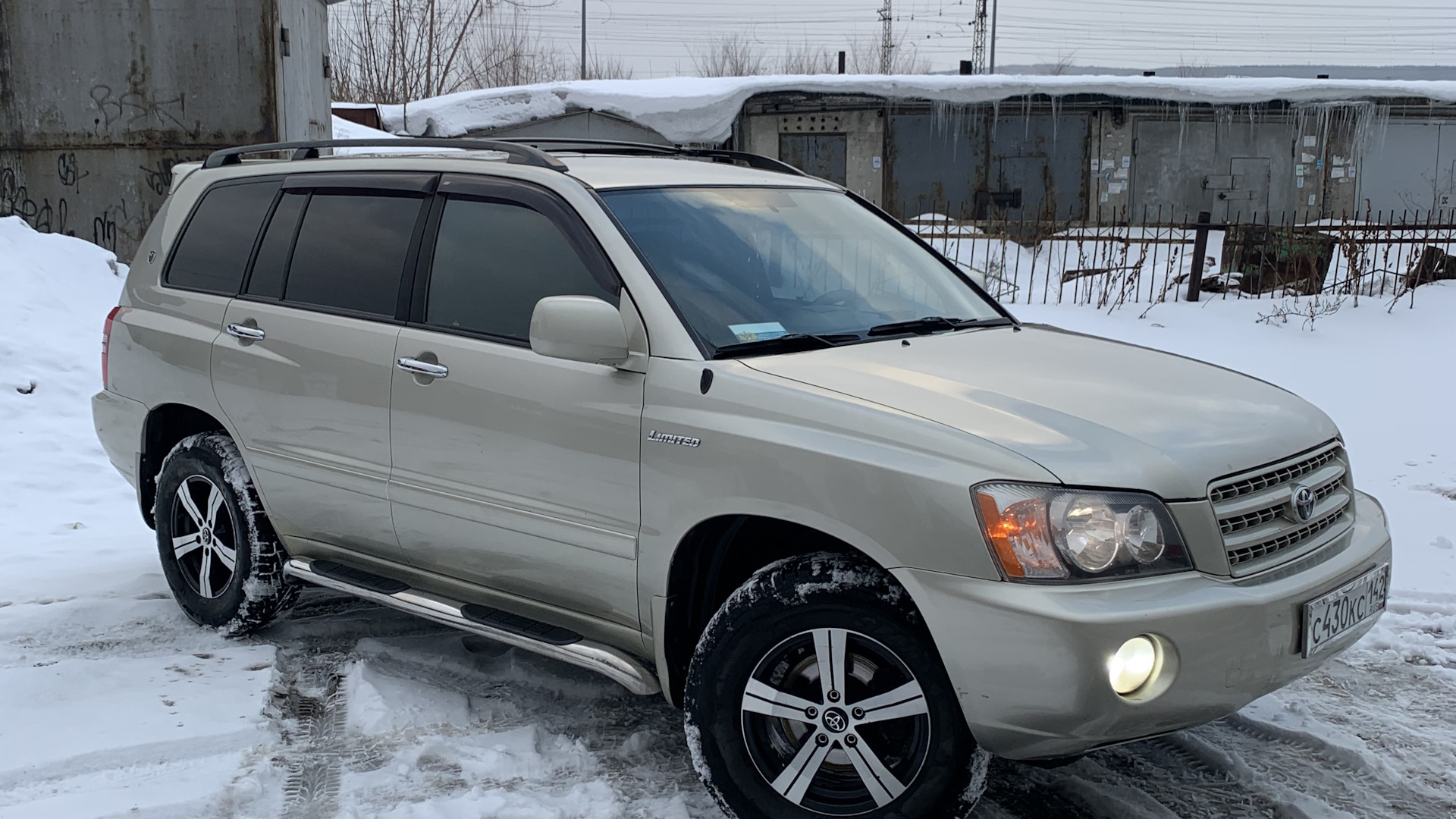 Toyota Highlander 2001 зеленый.