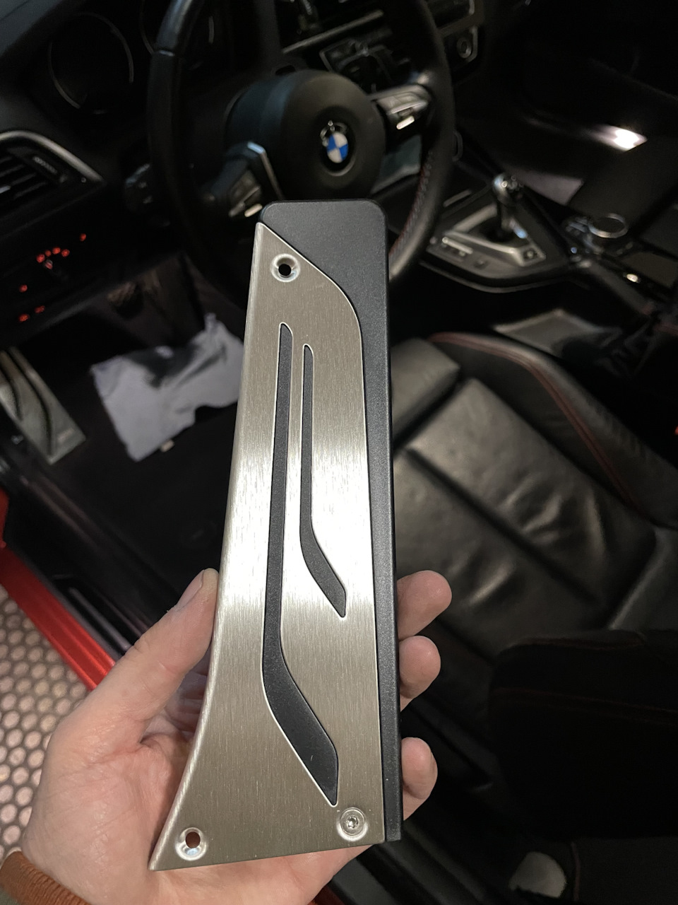 Установка накладок педалей BMW M Performance Stainless Steel Pedal Set —  Manual / DCT — BMW M2 (F87), 3 л, 2019 года | аксессуары | DRIVE2