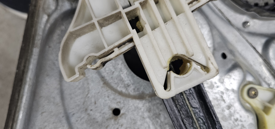 Вот в эту дырку вставляется крепеж — Volkswagen Passat B5