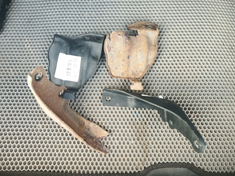 Кронштейн выпускного коллектора и теплоэкран внутреннего правого ШРУСа ...