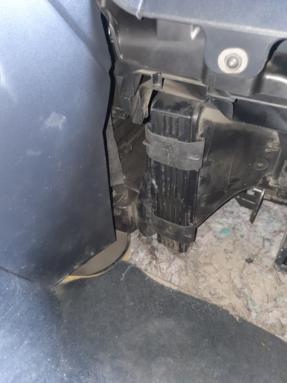 Замена салонного фильтра! — Volkswagen Polo Sedan, 1,6 л., 2011 года ...